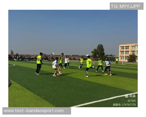 校园足球四级联赛热潮来袭青春拼搏展现校园风采与团队精神